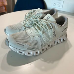 On Cloud Cloud 5 in a light mint